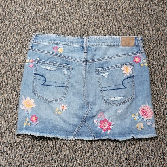 American Eagle Outfitters Floral Embroidered Denim Mini Skirt Size 8 - Picture 2 of 16